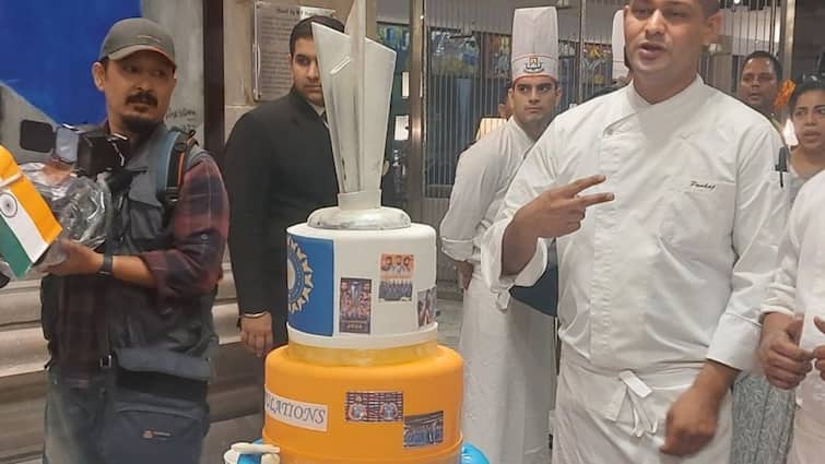Special cake for Indian cricket team in jersey theme for T20 World Cup wining celebration watch video and cutting ceremony Watch: टीम इंडिया की जर्सी के कलर का केक, ऊपर चॉकलेट की रखी ट्रॉफी, रोहित-विराट समेत इन लोगों ने की कटिंग सेरेमनी