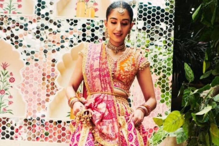 अगर आपकी शादी भी कुछ महीनों में होने वाली है तो आप राधिका मर्चेंट का यह लहंगा वाला लुक ट्राई कर सकती हैं.