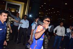 Team India : खांद्यावर विश्वचषकाची ट्रॉफी घेऊन पांड्याचं दिमाखात आगमन, टीम इंडियाचं मुंबईत जोरदार स्वागत