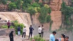 52 मीटर उंचीचा निसर्गरम्य 'गोकाक धबधबा' प्रवाही; पर्यटकांची गर्दी, असं पोहचा