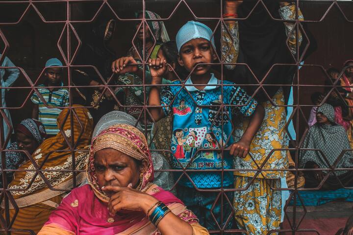 बता दें हर साल जारी होने वाली वर्ल्ड हैप्पीनेस रिपोर्ट से ये पता चलता है कि दुनिया में कौन सा देश सबसे ज्यादा नाखुश है और कौन सा देश सबसे ज्यादा खुश है.