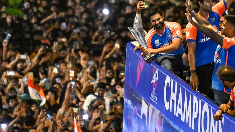 Rohit Sharmas emotional speech leaves Hardik Pandya in tears at Wankhede Stadium Rohit Sharma : रोहित शर्माकडून हार्दिक पांड्याचे कौतुक, म्हणाला...