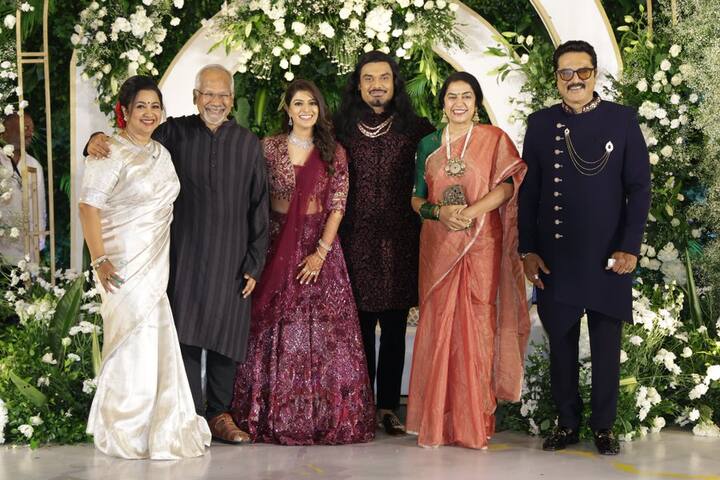 फिल्म डायरेक्टर मणिरत्नम भी वरलक्ष्मी शरतकुमार को बधाई देने इवेंट में पहुंचे. इस दौरान उनकी वाइफ भी उनके साथ नजर आईं.