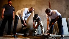 Rahul Gandhi: अचानक राहुल गांधी ने उठा लिया फावड़ा, मजदूरों संग कन्नी भी चलाई, देखें तस्वीरें