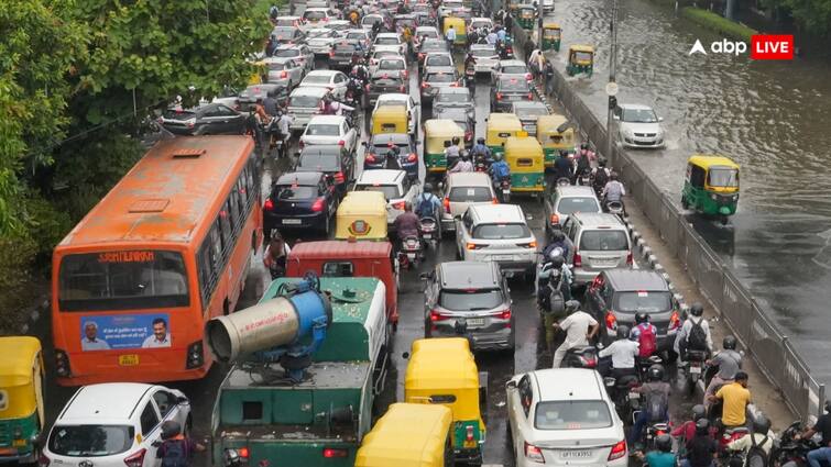 delhi police alerted traffic crawls in several areas after intermittent rain in capital Delhi Rain: दिल्ली में बारिश की वजह से थमे पहिए, कई जगह लगा जाम, लोग हुए परेशान