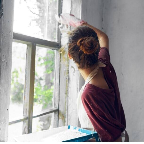 ਬੇਕਿੰਗ ਸੋਡਾ ਅਤੇ ਸਿਰਕੇ ਨੂੰ ਮਿਲਾ ਕੇ ਸਪਰੇਅ ਬੋਤਲ ਵਿਚ ਭਰ ਕੇ ਗਿੱਲੀ ਕੰਧ 'ਤੇ ਨਿਯਮਤ ਸਮੇਂ 'ਤੇ ਛਿੜਕਾਅ ਕਰਨ ਨਾਲ ਵੀ ਸਲਾਬ੍ਹ ਦੀ ਬਦਬੂ ਦੂਰ ਹੋ ਜਾਵੇਗੀ।