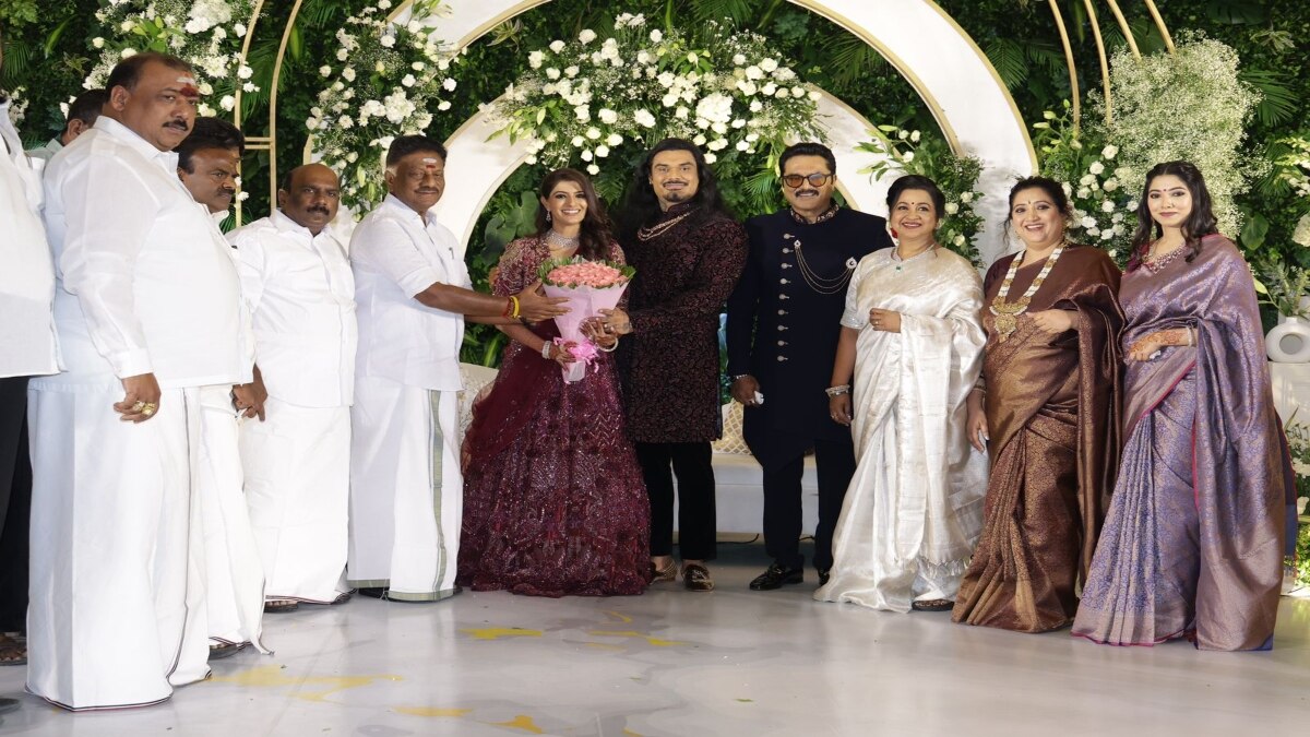 Varalaxmi Reception Photos: அரசியல் தலைவர்கள் முதல் திரைத்துறையினர் வரை.. வரலட்சுமி வரவேற்பு நிகழ்ச்சி க்ளிக்ஸ்!