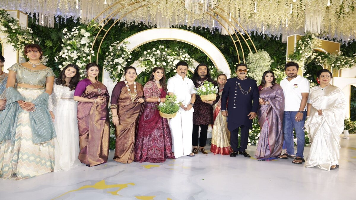 Varalaxmi Reception Photos: அரசியல் தலைவர்கள் முதல் திரைத்துறையினர் வரை.. வரலட்சுமி வரவேற்பு நிகழ்ச்சி க்ளிக்ஸ்!