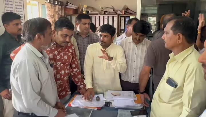 સમયસર વીજ પુરવઠો નહીં મળતા વરતેજ ગામમાં સામૂહિક આરોગ્ય કેન્દ્ર તેમજ પ્રાથમિક શાળાઓ અને આંગણવાડી કેન્દ્રમાં પણ મુશ્કેલી ઊભી થાય છે. PGVCL અને વરતેજ GETCO ને વારંવાર રજૂઆત કરવામાં આવે છે તેમ છતાં સમયસર વીજ પુરવઠો નહીં મળતા આજે ગામ લોકો દ્વારા અનોખો વિરોધનો કાર્યક્રમ આપવામાં આવ્યો હતો.