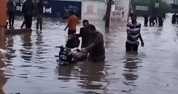 Heavy rain in mehsana district Kadi city in last 24 hour with more than 5 inch rain kadi monsoon update Mehsana Rain: ભારે વરસાદથી કડી જળબંબાકાર, સવા 5 ઇંચ વરસાદ પડતા ઘરોમાં પાણી ઘૂસ્યા, શેરી-મહોલ્લામાં પાણી-પાણી...