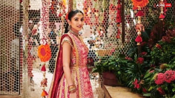 Radhika Merchant Look: अगर आप भी अपनी शादी के लिए खूबसूरत लहंगा खरीदना चाहती है तो राधिका मरचेंट का ये लहंगा वाला लुक ट्राई कर सकती हैं. इसमें आप बहुत खूबसूरत लगेंगी.