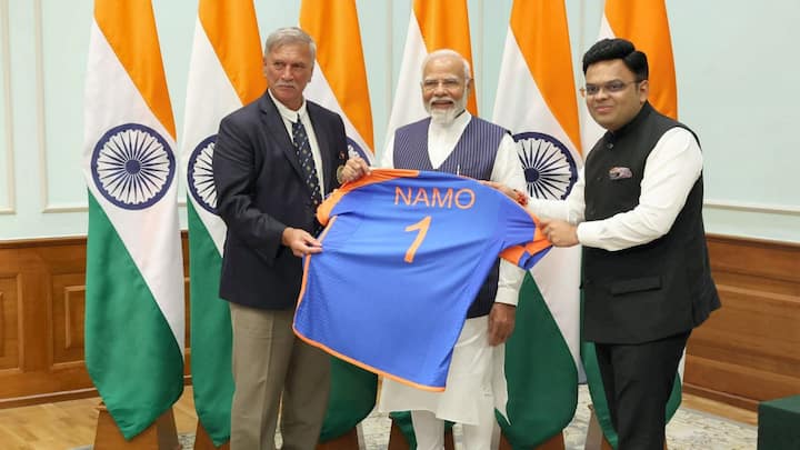 টিম ইন্ডিয়ার ক্রিকেটারদের পাশাপাশি বোর্ড সচিব জয় শাহ, সভাপতি রজার বিনিও উপস্থিত ছিলেন প্রধানমন্ত্রীর বাসভবনে।