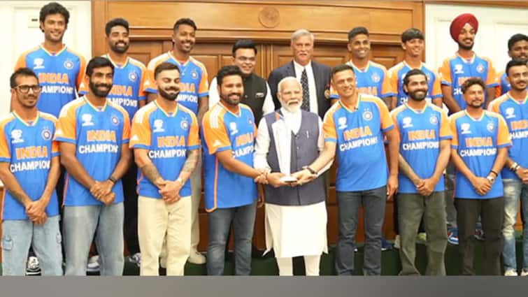 Indian Cricket Team Meets Prime Minister Narendra Modi New Delhi After T20 World Cup 2024 Title Win Rohit Sharma Rahul Dravid Team India Meets PM Modi: ప్రధాని మోదీని కలిసిన విశ్వ విజేతలు, ఛాంపియన్స్ తో మోదీ ఛిట్  ఛాట్