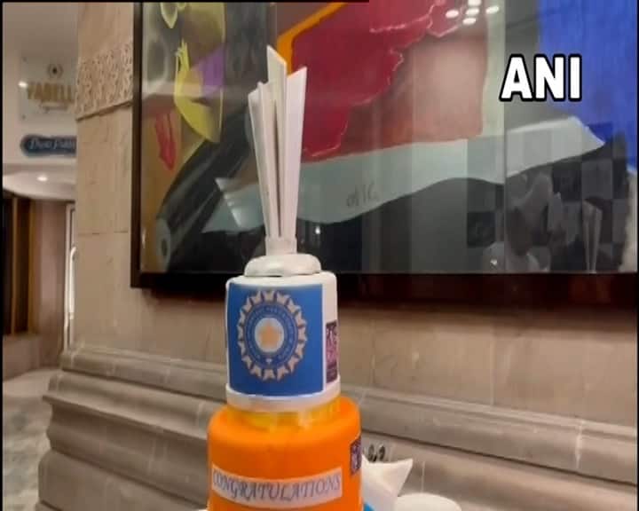Indian Cricket Team : आयटीसी मौर्य शेरेटन हॉटेलमध्ये टीम इंडियासाठी स्पेशल केक तयार केला आहे.