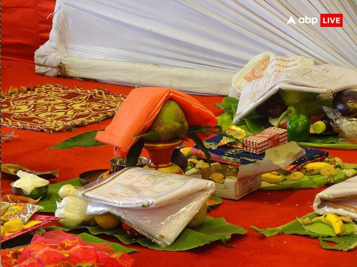 दरअसल गुजराती में मामा को मामेरू कहते हैं. इसलिए इस रस्म को मामेरू कहा जाता है. इसे मोसालु रस्म भी कहते हैं. मामेरू रस्म में विवाह से पहले दुल्हन के मामा उसके लिए उपहार में मिठाईयां, नए कपड़े, हाथीदांत का चूड़ा, जेवर, साड़ी और सूखे मेवे आदि लेकर आते हैं.