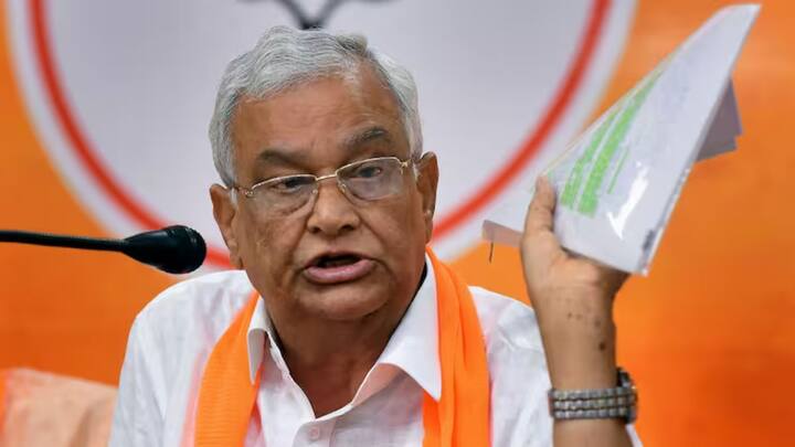 राजस्थान के कैबिनेट मंत्री किरोड़ी लाल मीणा ने अपने पद से इस्तीफा दे दिया है. किरोड़ी लाल मीणा ने मुख्यमंत्री भजनलाल शर्मा को अपना इस्तीफा भेजा है. हालांकि, इस्तीफा अब तक स्वीकार नहीं किया गया है. बताया जा रहा है कि यह इस्तीफा कुछ दिनों पहले भेजा गया था, लेकिन इसकी जानकारी अब सामने आई है. किरोड़ी लाल मीणा राजस्थान और भाजपा के कद्दावर नेताओं में से एक हैं और लंबे समय से राजनीति में हैं.