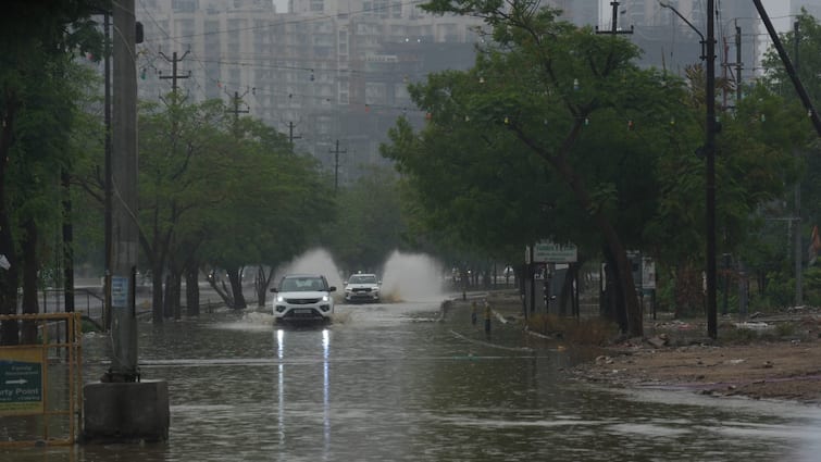 UP Weather Update 4 July 2024 IMD Rain Alert in Varanasi Lucknow Noida Kanpur Prayagraj in UP UP Weather Update: यूपी के इन जिलों में भारी बारिश का अलर्ट, शहरों में जलजमाव की स्थिति, बढ़ी परेशानी