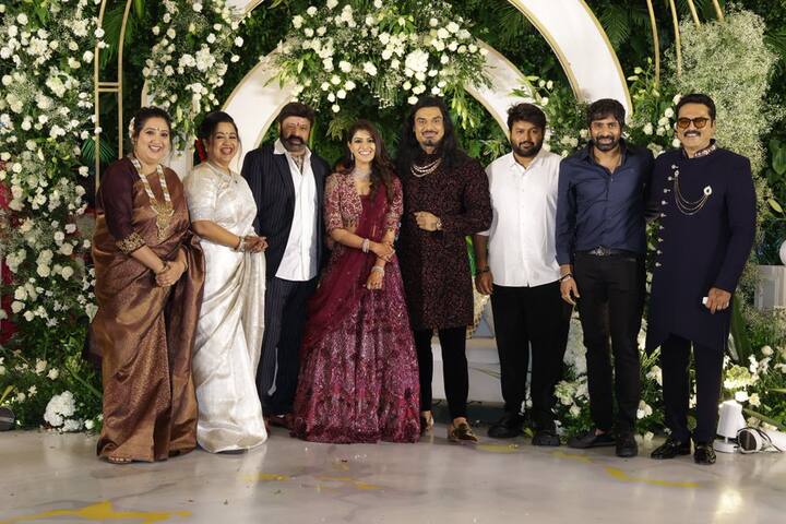 दिग्गज एक्टर नंदमुरी बालाकृष्ण भी अपनी फैमिली के साथ वरलक्ष्मी शरतकुमार के वेडिंग रिसेप्शन में शामिल हुए.
