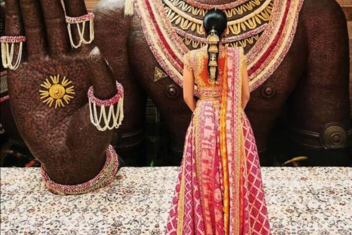 इन सबके अलावा आप लहंगे से मैच करती हुई बैंगल्स भी अपने हाथों में डाल सकती हैं. इस लहंगे पर आप फ्लैट जूती वियर कर सकती हैं.