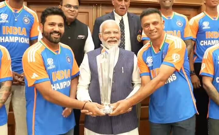 જ્યારે ભારતીય ટીમ વડા પ્રધાન નરેન્દ્ર મોદીના નિવાસસ્થાને પહોંચી, ત્યારે ભૂતપૂર્વ મુખ્ય કોચ રાહુલ દ્રવિડ અને કેપ્ટન રોહિત શર્માએ તેમને T20 વર્લ્ડ કપની ટ્રોફી સોંપી.