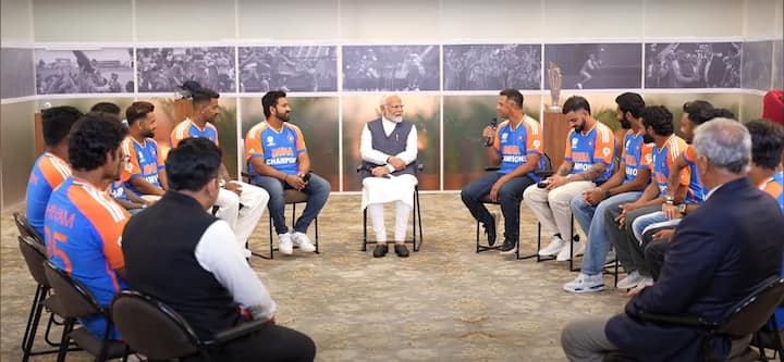 पीएम मोदी ने एक-एक कर खिलाड़ियों से बात की और उनके वर्ल्ड कप में प्रदर्शन के लिए बधाई दी.