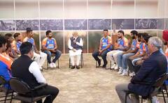 Photo: રોહિત-દ્રવિડએ પ્રધાનમંત્રી મોદીના હાથોમાં સોંપી ટ્રોફી, વિજેતાઓએ જીત્યું દેશનું દિલ