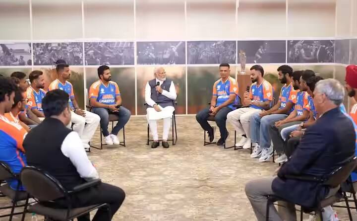 ભારતીય ખેલાડીઓની સાથે ભૂતપૂર્વ મુખ્ય કોચ રાહુલ દ્રવિડ, BCCI સેક્રેટરી જય શાહ અને પ્રમુખ રોજર બિન્ની પણ હતા.