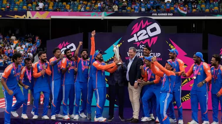 T20 World Cup Winning parade News social media reaction on indian cricket team after landing at igi delhi T20 World Cup ટ્રૉફી સાથે વતન પરત ફરી ટીમ ઇન્ડિયા, ફેન્સે સોશ્યલ મીડિયા પર કર્યુ જોરદાર સ્વાગત, જુઓ રિએક્શન્સ...