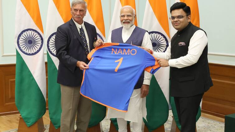 Team India BCCI gifts PM Modi Indian team jersey NAMO 1 watchout exclusive photos Team India: नमो, जर्सी नंबर 1... टीम इंडियाने पंतप्रधान मोदींना दिलेली जर्सी पाहिलीत का?