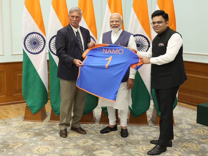 Team India Meeting With PM Modi: भारतीय क्रिकेट टीम ने विश्व कप जीतने के बाद प्रधानमंत्री नरेंद्र मोदी से मुलाकात की. इस दौरान भारतीय टीम ने पीएम मोदी को एक जर्सी भेंट की.