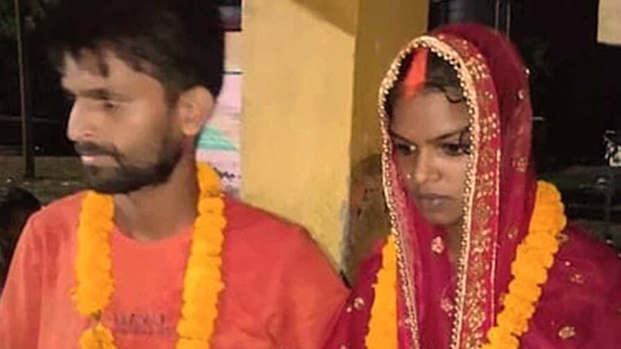 ਗਰਲਫ੍ਰੈਂਡ ਨੂੰ ਅੱਧੀ ਰਾਤ ਨੂੰ ਮਿਲਣ ਪਹੁੰਚਿਆ ਸੀ ਪ੍ਰੇਮੀ, ਰੰਗੇ ਹੱਥੀਂ ਫੜੇ ਗਏ ਤਾਂ ਪਰਿਵਾਰ ਨੇ ਕਰਵਾ 'ਤਾ ਵਿਆਹ The lover arrived to meet the girlfriend in the middle of the night, the family arranged the marriage when they were caught red-handed. ਗਰਲਫ੍ਰੈਂਡ ਨੂੰ ਅੱਧੀ ਰਾਤ ਨੂੰ ਮਿਲਣ ਪਹੁੰਚਿਆ ਸੀ ਪ੍ਰੇਮੀ, ਰੰਗੇ ਹੱਥੀਂ ਫੜੇ ਗਏ ਤਾਂ ਪਰਿਵਾਰ ਨੇ ਕਰਵਾ 'ਤਾ ਵਿਆਹ