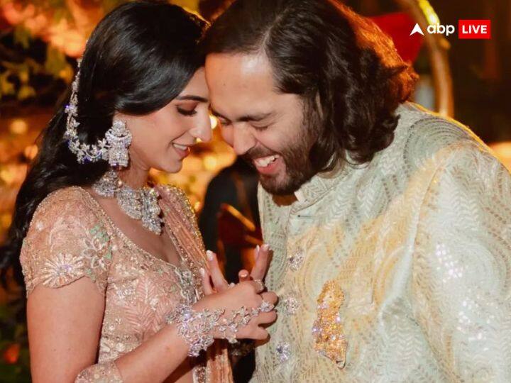 बता दें कि अनंत अंबानी और राधिका मर्चेंट की शादी 12 जुलाई 2024 को होगी. 13 जुलाई को शुभ आशीर्वाद का आयोजन होगा. वहीं 14 जुलाई को मंगल उत्सव या रिसेप्शन होगा.