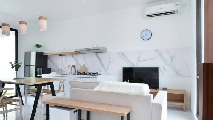 ஏசி என்ப்படும் குளிரூட்டியை பயன்படுத்துவது இன்றைய காலத்தில் சர்வ சாதாரணமாகிவிட்டது. அலுவலகத்தில் மட்டுமின்றி, வீட்டிலும் ஏசி என்பது அத்தியாவசிய பொருளாகிவிட்டது. ஏசி வெயிலில் இருந்து மட்டுமல்ல, ஈரப்பதத்திலிருந்தும் நிவாரணம் அளிக்கிறது. ஆனால், செயற்கையாகக் கட்டுப்படுத்தப்படும் சூழலால், உடல் ஆரோக்கியத்தில் பல பிரச்னைகளைச் சந்திக்க வாய்ப்பு இருப்பதாக நிபுணர்கள் எச்சரிக்கின்றனர்.