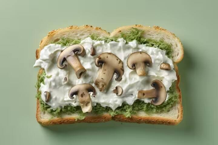 પનીર બનાવવા માટે તમારે દૂધ ઉકાળીને ગરમ કરવું પડશે, હવે તેમાં લીંબુનો રસ અથવા વિનેગર ઉમેરો.