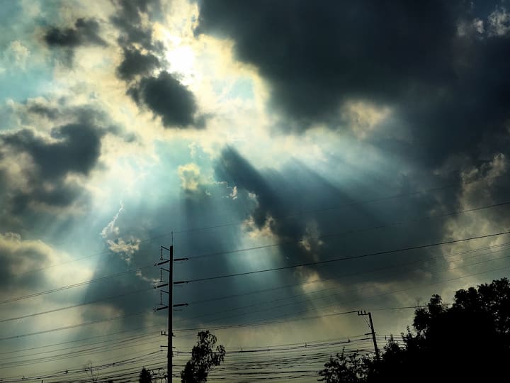 अब सवाल ये भी उठता है कि बिजली बनती कैसे है? तो बता दें कि आसमान में बादलों में पानी के छोटे-छोटे कण होते हैं, जो वायु की रगड़ के कारण आवेशित हो जाते हैं. कुछ बादलों पर पॉजिटिव चार्ज आ जाता है और कुछ पर निगेटिव.