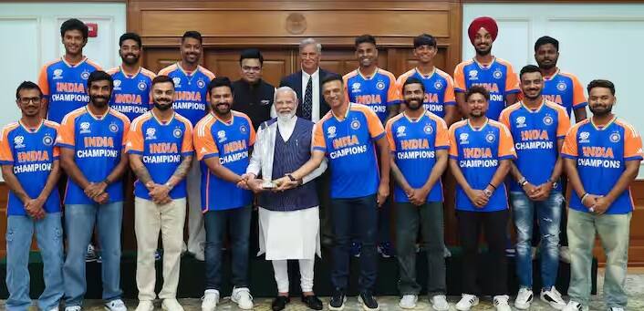 આ પહેલા ભારતીય ટીમ બાર્બાડોસથી 16 કલાકની નોન સ્ટોપ ફ્લાઈટ દ્વારા દિલ્હી પહોંચી હતી. ટીમ ઈન્ડિયાના ખેલાડીઓને મળ્યા બાદ પીએમ મોદી તેમના પરિવારના સભ્યોને પણ મળ્યા હતા.