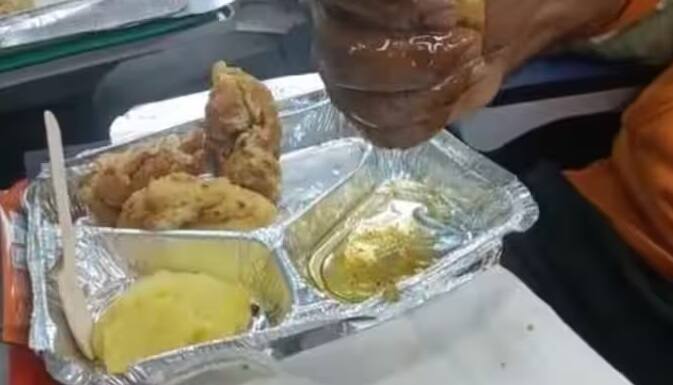 કેટલીક ટ્રેનોમાં ભોજન સારું છે, તો કેટલીક ટ્રેનોમાં ફૂડની ફરિયાદો પણ સામે આવી છે. ઘણી વખત એવું બન્યું છે કે મુસાફરોના ખોરાકમાં જીવજંતુઓ પણ આવી ગયા હોય.