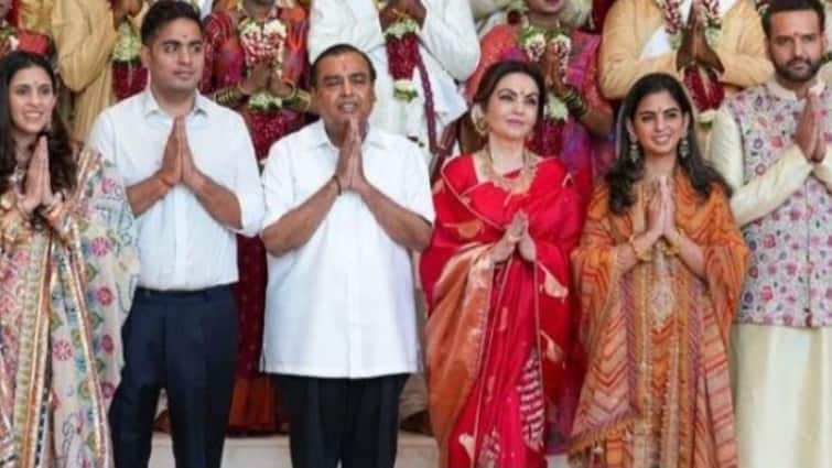 mukesh ambani invites sonia gandhi for son wedding મુકેશ અંબાણી પહોંચ્યા 10 જનપથ, સોનિયા ગાંધીને પુત્રના લગ્નનું આમંત્રણ આપવા આવ્યા - સૂત્રો