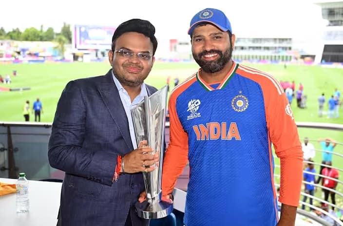 રોહિત શર્મા T20 વર્લ્ડ કપની ટ્રોફી હાથમાં લઈને એરપોર્ટની બહાર આવ્યો હતો.