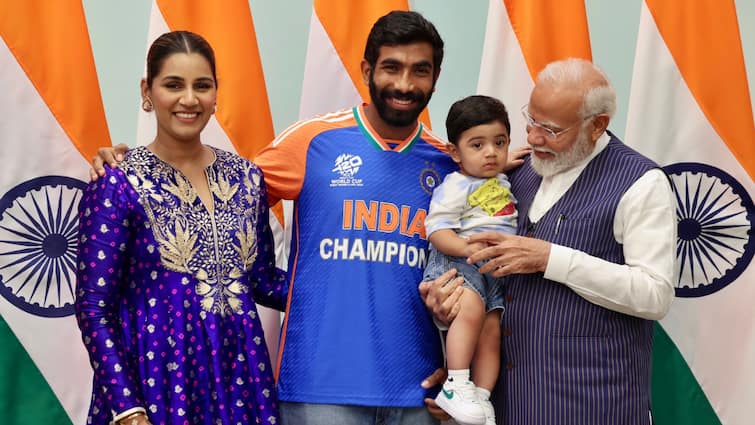 prime minister narendra modi seen playing with jasprit bumrah son angad also met bumrah wife sanjana ganesan PM Modi Meets Team India: प्रधानमंत्री मोदी ने बुमराह के बेटे को गोद में खिलाया, वाइफ संजना से भी की मुलाकात