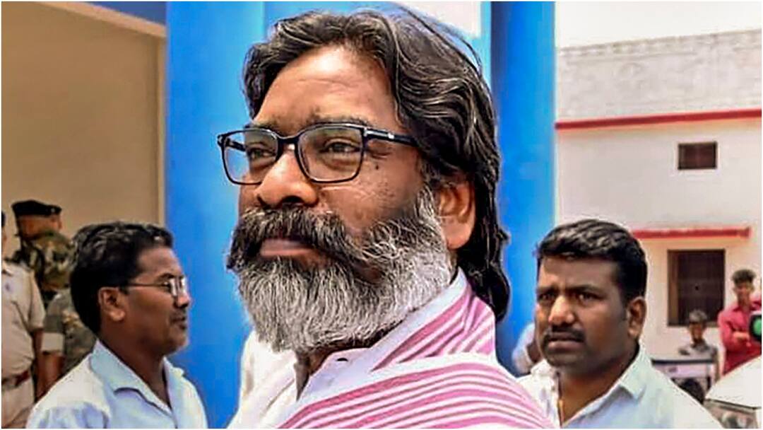 Jharkhand: झारखंड में सरकार बनाने की कवायद तेज, हेमंत सोरेन सहित इंडिया गठबंधन के नेताओं ने की राज्यपाल से मुलाकात Hemant Soren and INDIA alliance leaders Meet governor to form government in Jharkhand Jharkhand: झारखंड में सरकार बनाने की कवायद तेज, हेमंत सोरेन सहित इंडिया गठबंधन के नेताओं ने की राज्यपाल से मुलाकात