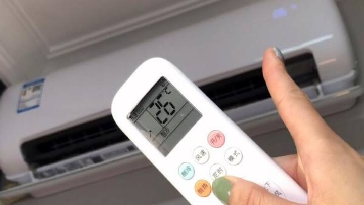 लेकिन ड्राई मोड पर एसी चलाने से कमरे के अंदर की नमी खत्म हो जाती है और एक की ठंडी हवा आने लगती है. बरसात के मौसम में 26 से 28 डिग्री पर एसी चलाना सही रहता है.