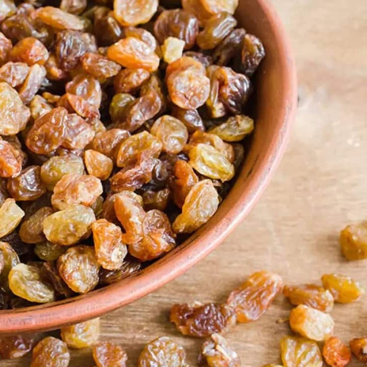 Raisins :  ਕੀ ਤੁਸੀਂ ਜਾਣਦੇ ਹੋ ਕਿ ਸੌਗੀ, ਜੋ ਕਿ ਸਿਹਤ ਲਈ ਵਰਦਾਨ ਹੈ, ਕਿਸ਼ਮਿਸ਼ ਵਿੱਚ ਬਹੁਤ ਸਾਰੇ ਪੌਸ਼ਟਿਕ ਤੱਤ ਹੁੰਦੇ ਹਨ ਜੋ ਸਿਹਤ ਅਤੇ ਚਮੜੀ ਦੋਵਾਂ ਨੂੰ ਸਿਹਤਮੰਦ ਰੱਖਣ ਵਿੱਚ ਮਦਦਗਾਰ ਸਾਬਤ ਹੁੰਦੇ ਹਨ।