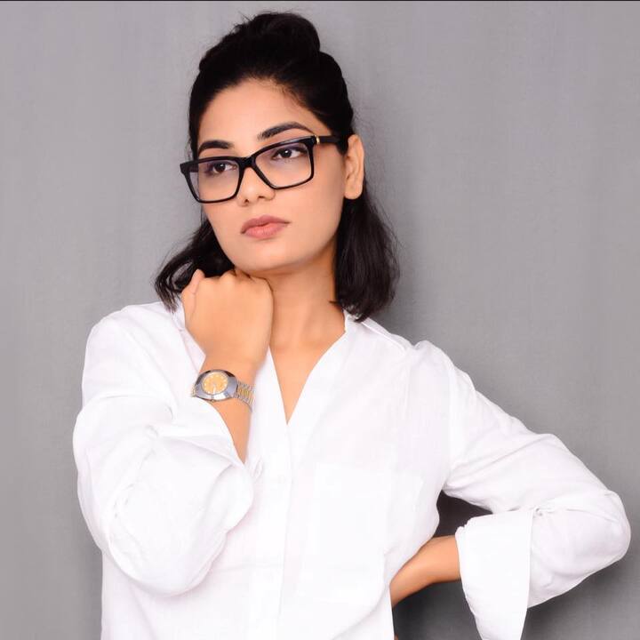 साल 2018 में नेहा ने कानपुर यूनिवर्सिटी से बीएससी में ग्रेजुएशन पूरा किया है. नेहा ने बीते कुछ सालों में ही गाने गाकर सोशल मीडिया पर पोस्ट करने की शुरुआत की थी.