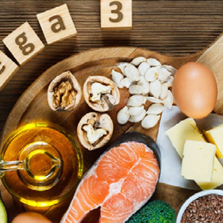 ਓਮੇਗਾ 3 ਫੈਟੀ ਐਸਿਡ ਇੱਕ ਕਿਸਮ ਦੀ ਪੌਲੀਅਨਸੈਚੁਰੇਟਿਡ ਫੈਟ ਹੈ। ਇਹ ਦਿਲ ਦੀਆਂ ਬਿਮਾਰੀਆਂ ਦੇ ਖ਼ਤਰੇ ਨੂੰ ਘੱਟ ਕਰਦਾ ਹੈ। ਇਸ ਦੀ ਕਮੀ ਤਣਾਅ ਅਤੇ ਤਣਾਅ ਦਾ ਕਾਰਨ ਬਣ ਸਕਦੀ ਹੈ। ਆਪਣੀ ਖੁਰਾਕ ਵਿੱਚ ਓਮੇਗਾ 3 ਫੈਟੀ ਐਸਿਡ ਸ਼ਾਮਲ ਕਰੋ - ਫੈਟੀ ਮੱਛੀ ਜਿਵੇਂ ਕਿ ਸਾਲਮਨ, ਟੁਨਾ ਅਤੇ ਸਾਰਡਾਈਨ।