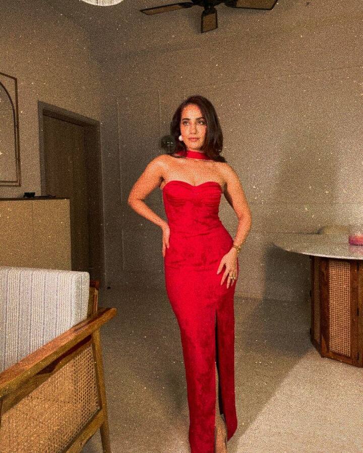 કુશા કપિલા રેડ લૂકમાં ખૂબ જ શાનદાર પોઝ આપતી જોવા મળી છે. નવા લૂકે ચાહકોને દિવાના બનાવ્યા છે.