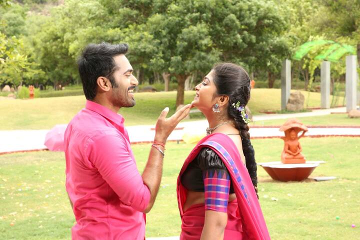 “படத்தின் முதல் பாதி வயிறு வலிக்கச் சிரிக்க வைக்கும்; இரண்டாவது பாதி இதயம் வலிக்கப் பயமுறுத்தும். இது ஒரு சஸ்பென்ஸ் ஹாரர் காமெடி கலந்த திரில்லர் என்ற வகையில் உருவாகியுள்ளது” என படம் பற்றி இயக்குநர் ஈ.கே. முருகன் கூறினார்.