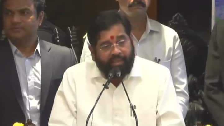 भारतीय संघात 4 मुंबईकर खेळाडू होते, याचा विशेष अभिमान आहे. तर, संघाचे प्रशिक्षक राहुल द्रविड हेही आपल्या महाराष्ट्राचे जावई आहेत, हेही अभिमानाची बाब आहे., असेही शिंदेंनी म्हटले.