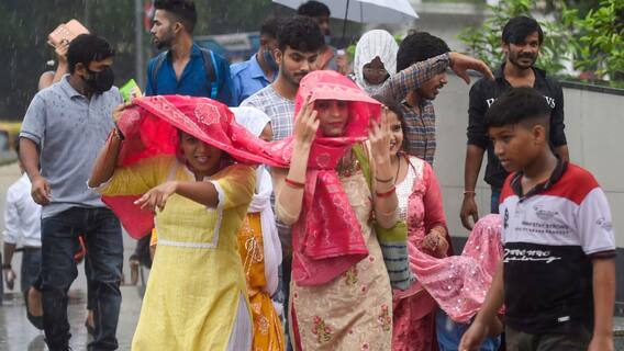 Delhi Weather: दिल्ली में आज भारी बारिश का अलर्ट, जानें- अगले पांच दिनों तक कैसा रहेगा मौसम? Delhi Weather: दिल्ली में आज भारी बारिश का अलर्ट, जानें- अगले पांच दिनों तक कैसा रहेगा मौसम?