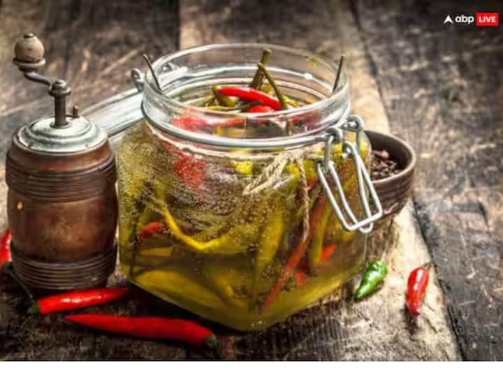 ਅਚਾਰ ਹਰ ਭੋਜਨ ਦਾ ਸੁਆਦ ਵਧਾਉਂਦਾ ਹੈ। ਤੁਸੀਂ ਘਰ 'ਚ ਕਈ ਤਰ੍ਹਾਂ ਦੇ ਅਚਾਰ ਬਣਾ ਸਕਦੇ ਹੋ।